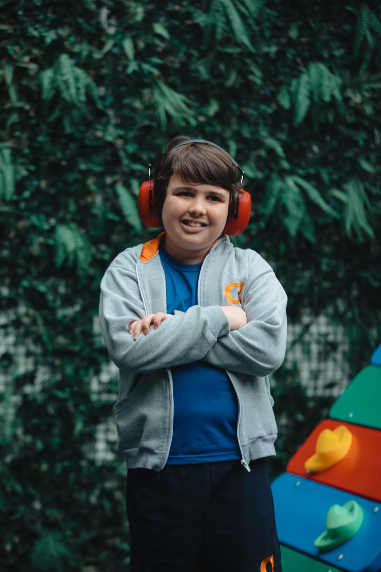 Aluno sorrindo no pátio, Atitude School